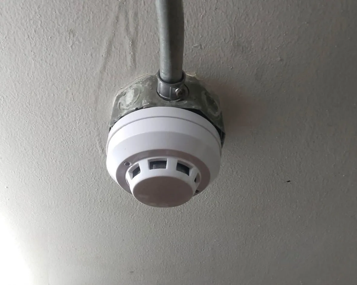 Detector de humo redondo montado en techo